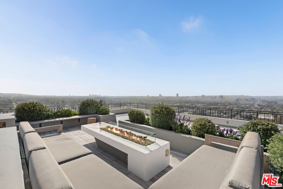 1100 Alta Loma Rd Unit: 1502