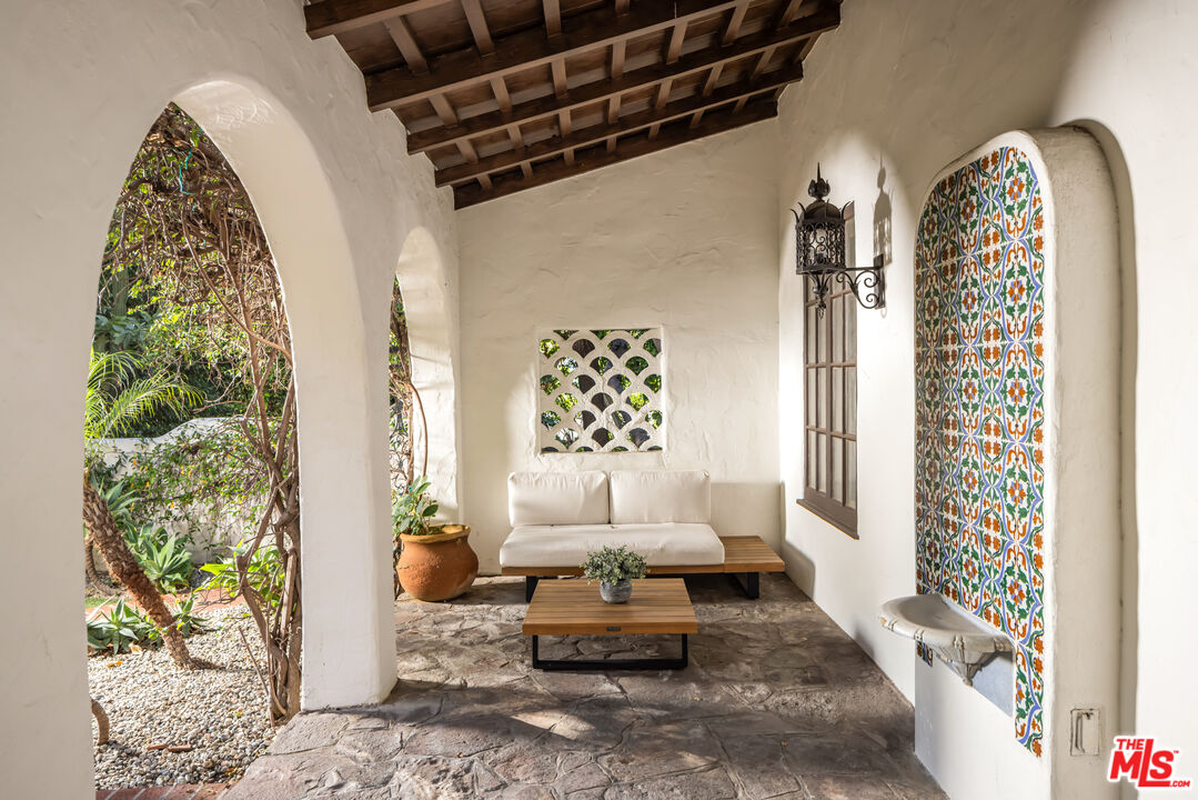 1135 Sunset Vale Ave