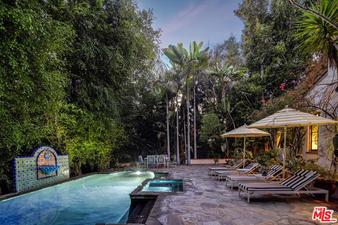 1135 Sunset Vale Ave