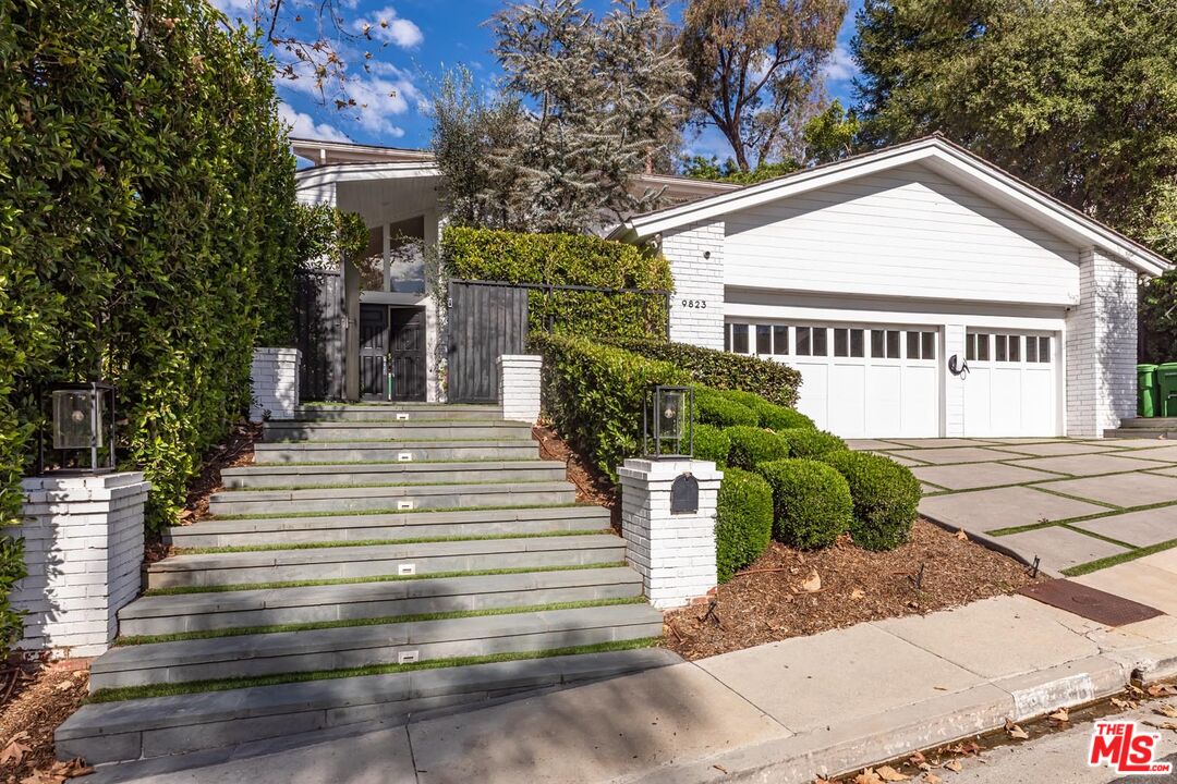 9823 Cardigan Pl