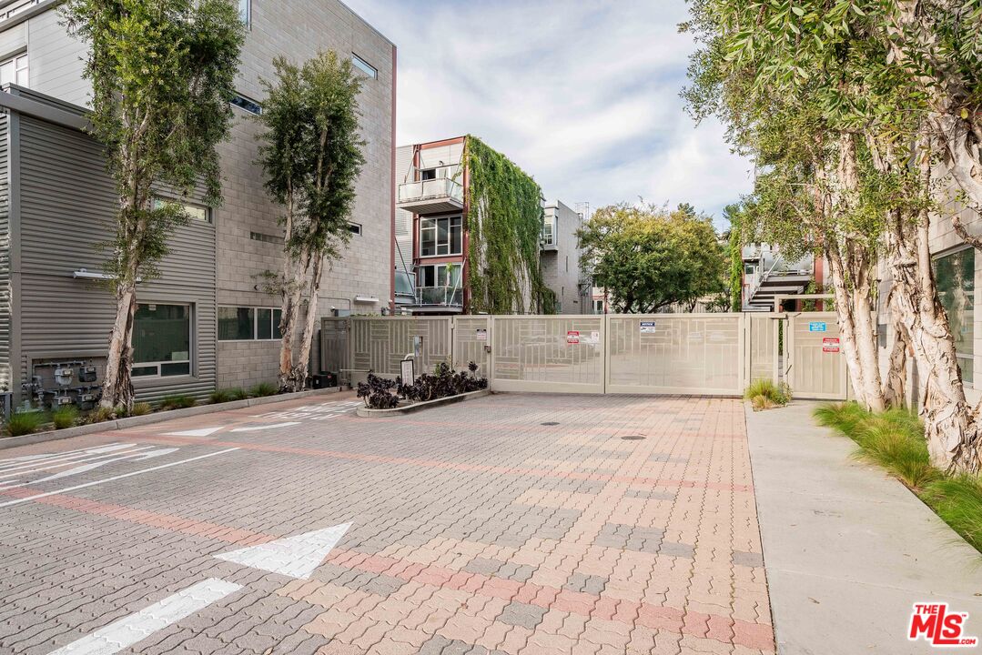 3450 Cahuenga Blvd Unit: 412