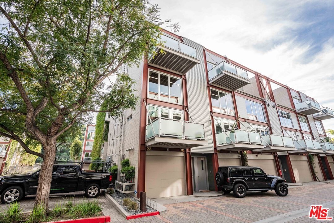 3450 Cahuenga Blvd Unit: 412