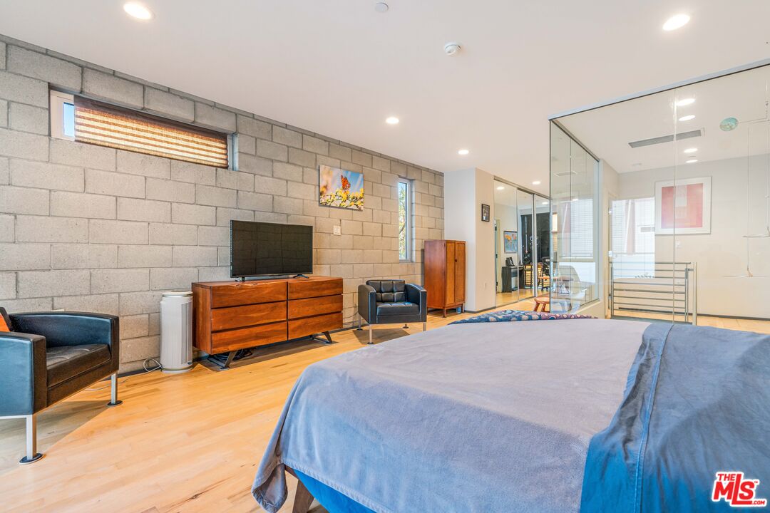 3450 Cahuenga Blvd Unit: 412