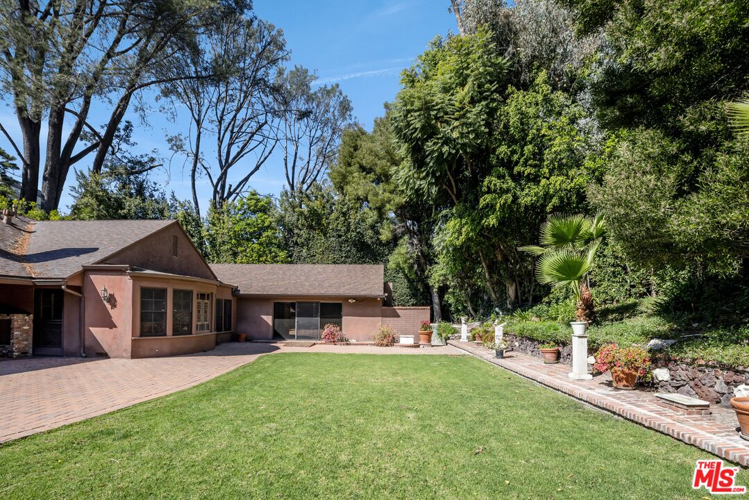 1110 Sutton Way
