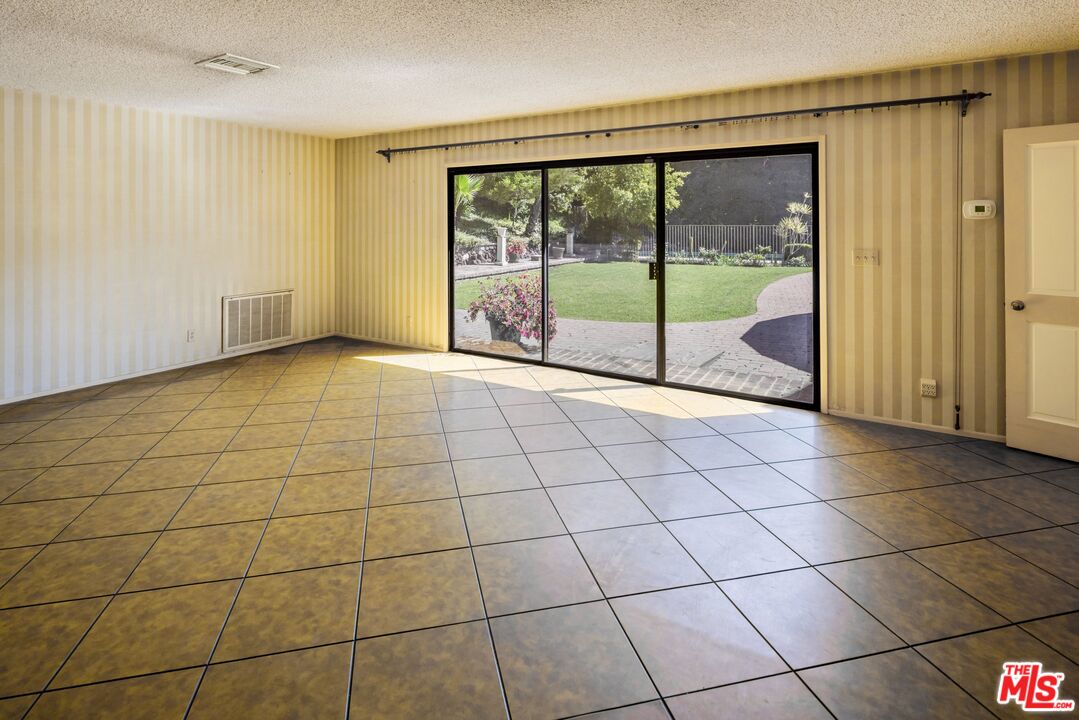 1110 Sutton Way
