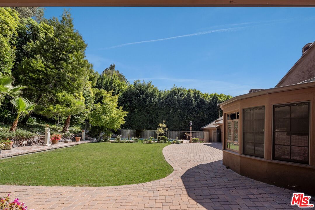 1110 Sutton Way