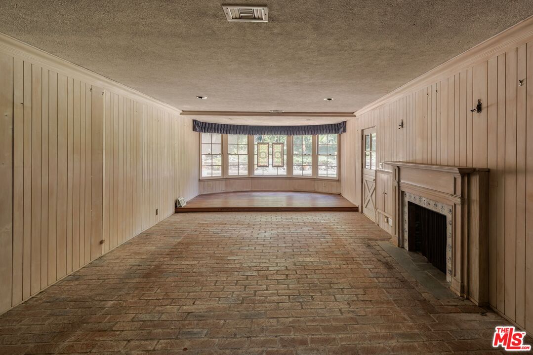 1110 Sutton Way