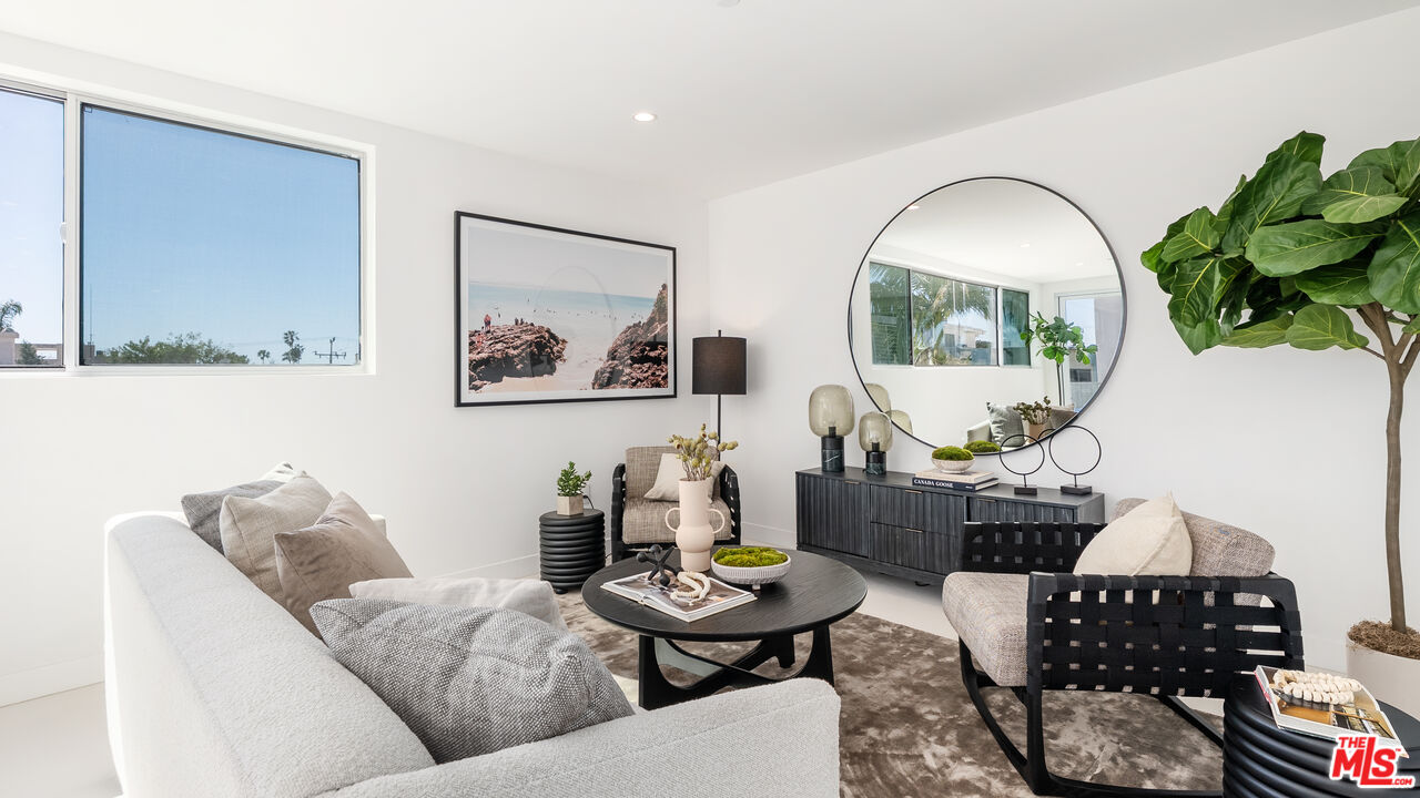 621 N Kings Rd Unit: 3