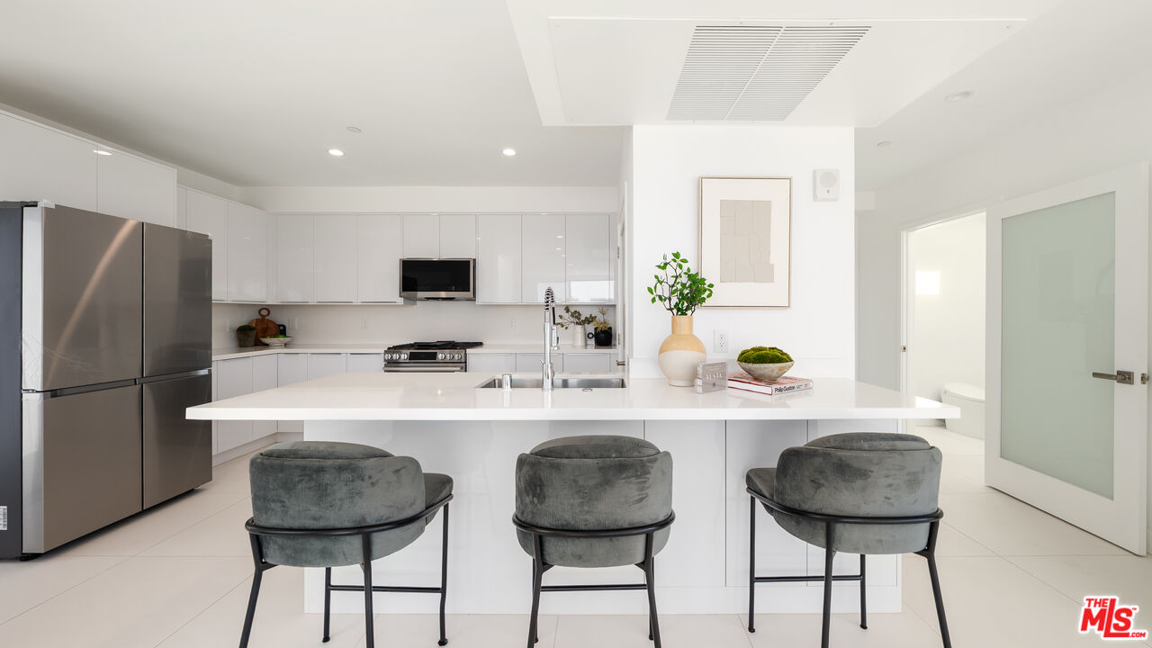 621 N Kings Rd Unit: 3