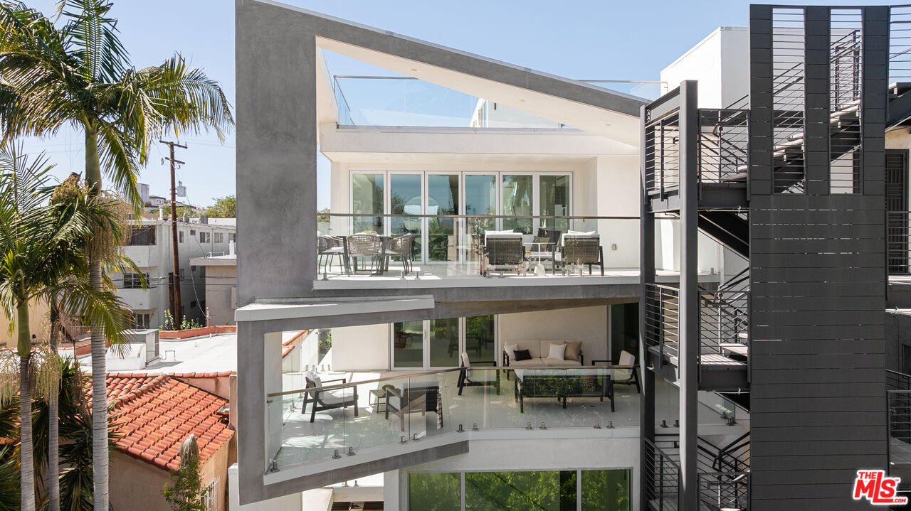 621 N Kings Rd Unit: 3