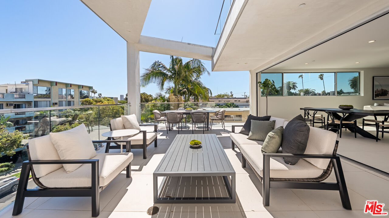 621 N Kings Rd Unit: 3