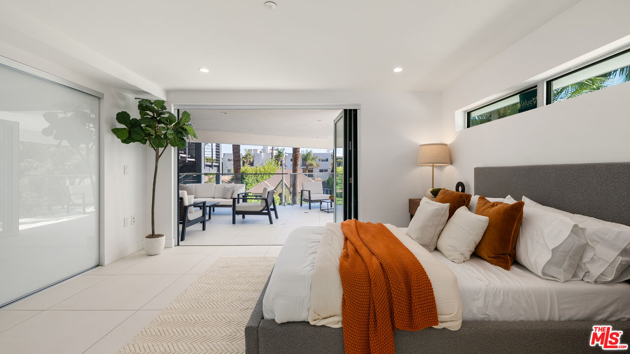 621 N Kings Rd Unit: 3