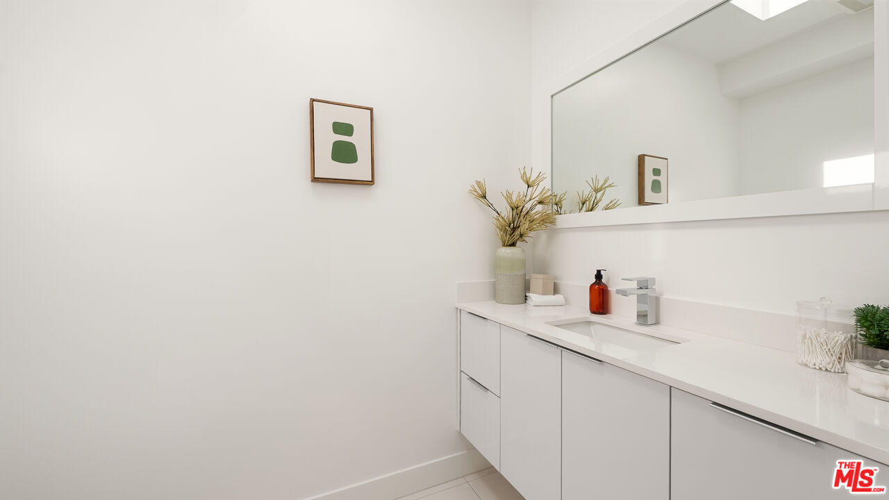 621 N Kings Rd Unit: 3