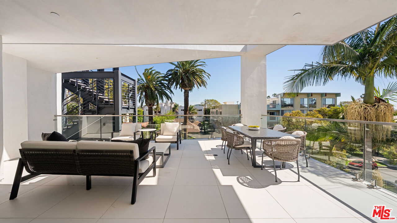 621 N Kings Rd Unit: 3