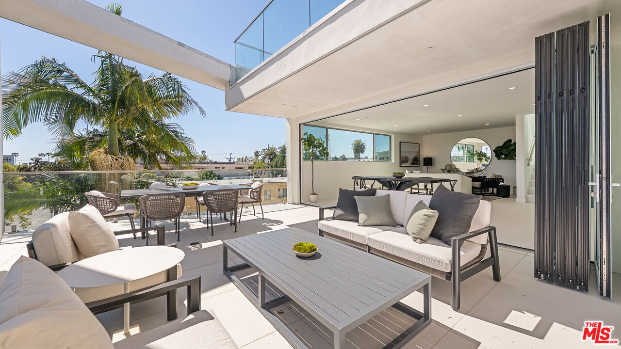 621 N Kings Rd Unit: 3