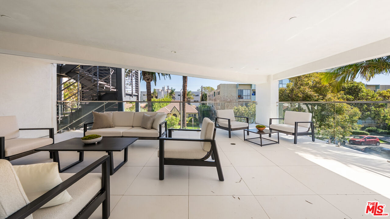 621 N Kings Rd Unit: 3