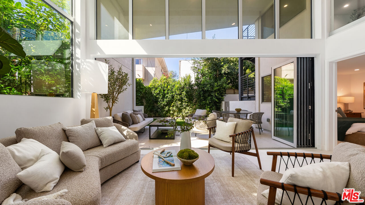621 N Kings Rd Unit: 2