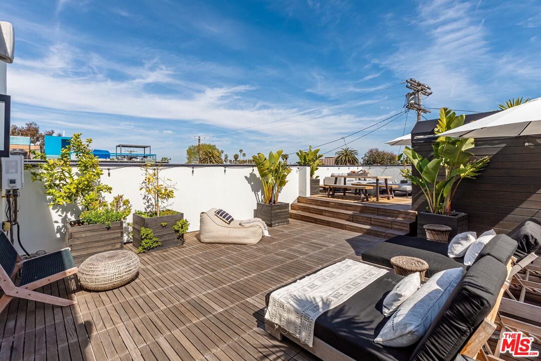 214 S Venice Blvd