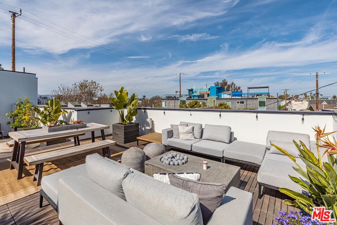 214 S Venice Blvd