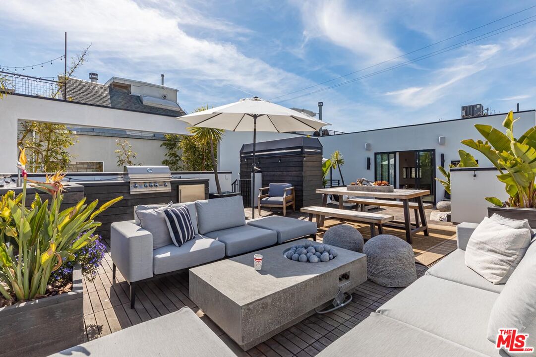 214 S Venice Blvd