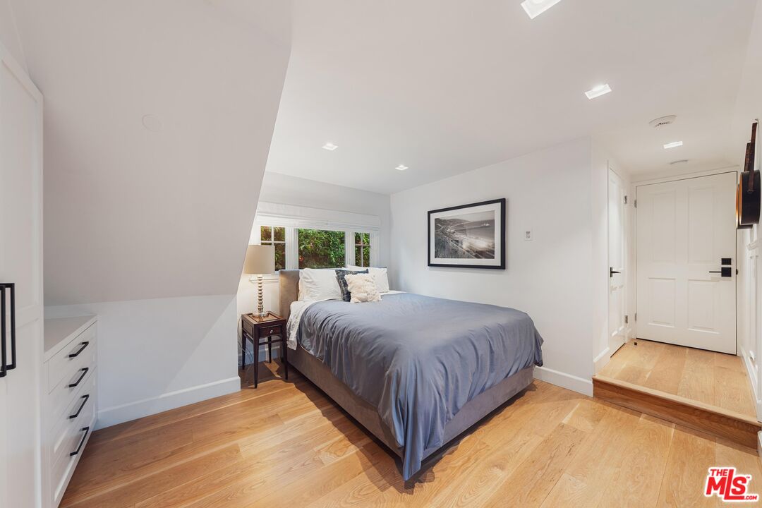2600 Mandeville Canyon Rd