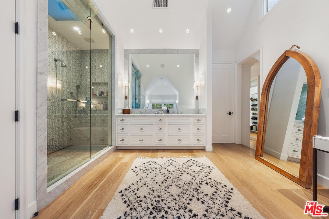 2600 Mandeville Canyon Rd