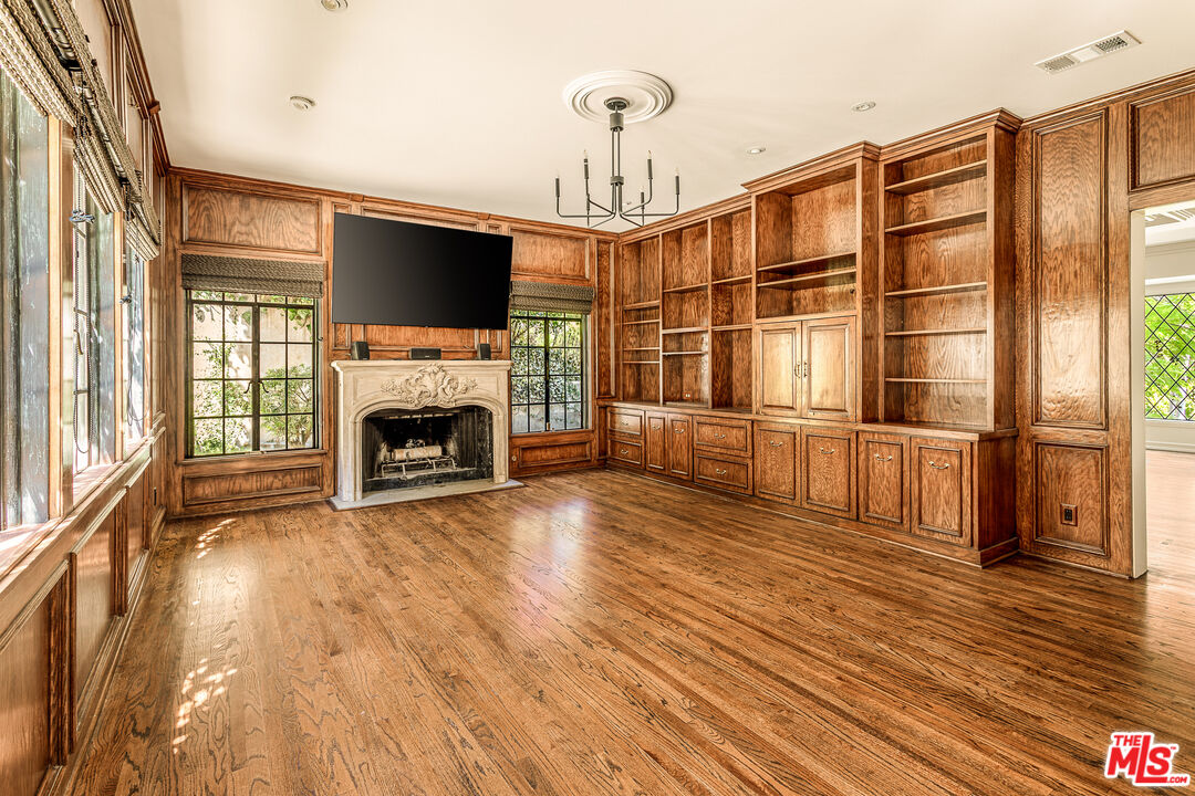 353 N Gunston Dr