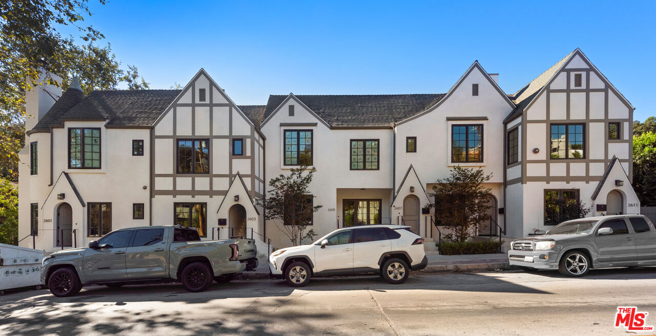 2607 N Beachwood Dr