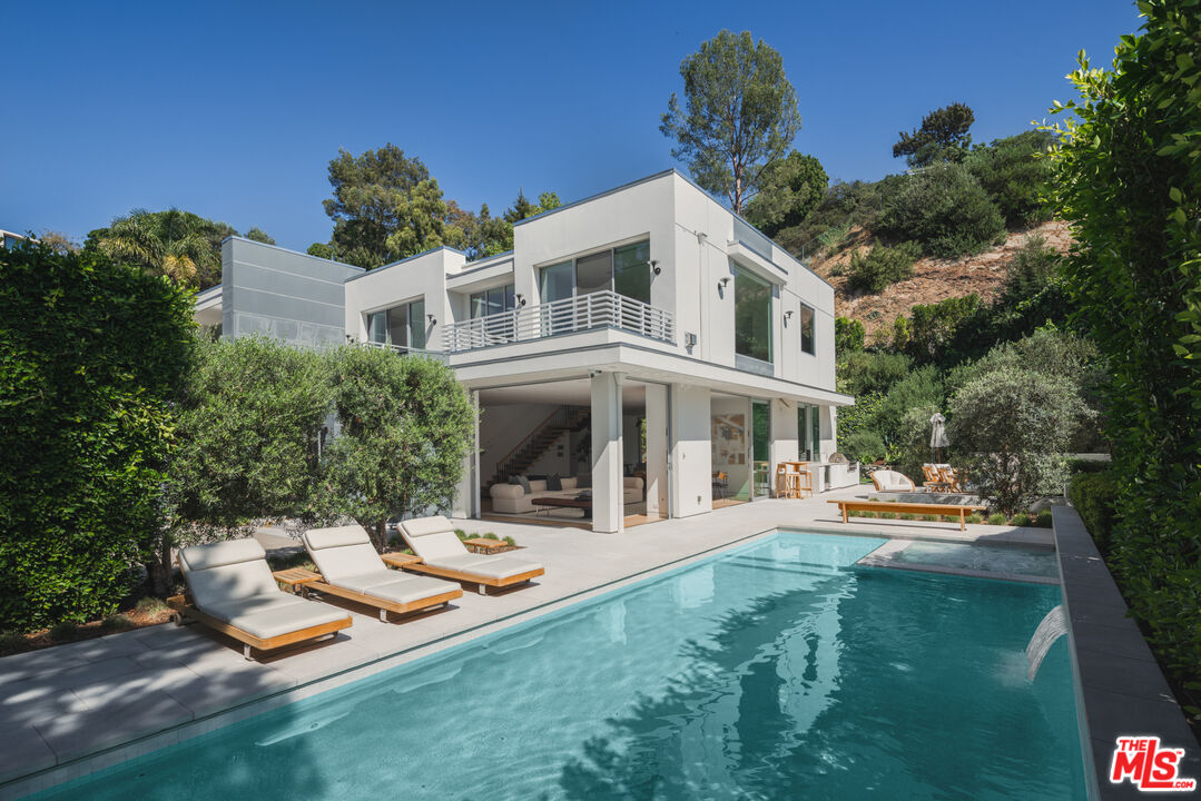 9011 Alto Cedro Dr