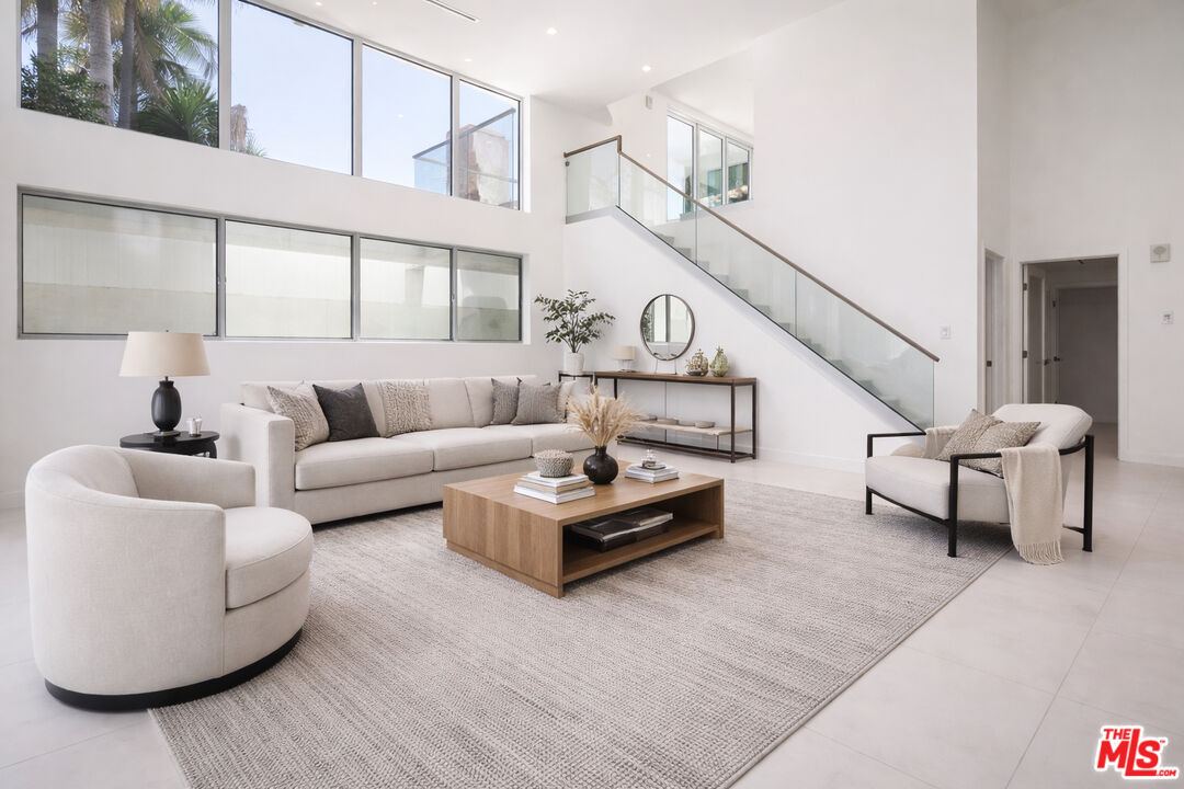 621 N Kings Rd Unit: 1