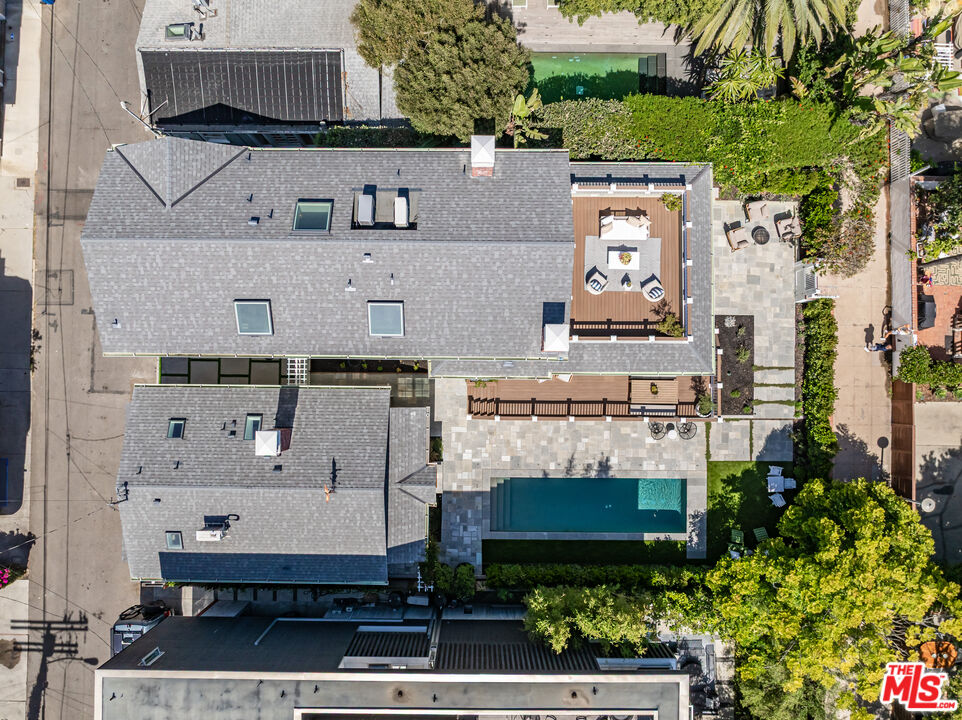 29 27th Ave