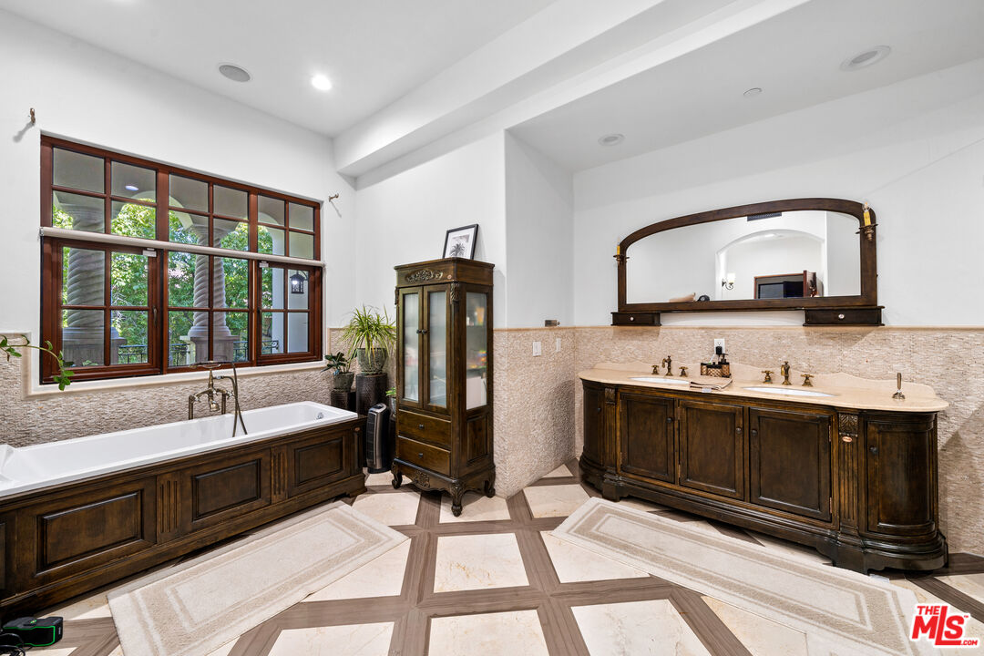11937 W Sunset Blvd Unit: 3