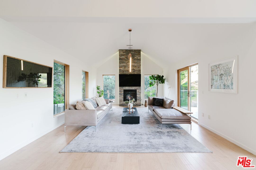 10110 Cielo Dr