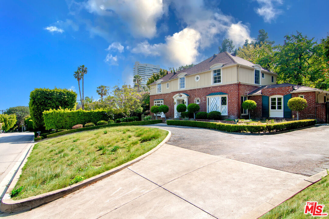1259 N Doheny Dr
