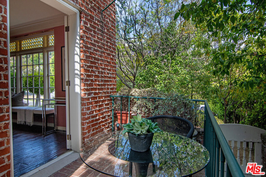 1259 N Doheny Dr