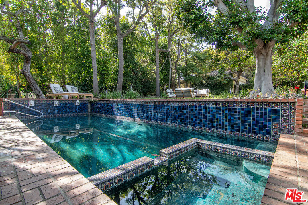 1259 N Doheny Dr