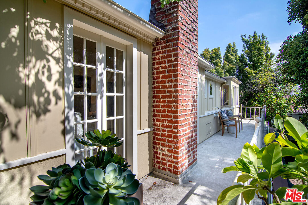 1259 N Doheny Dr