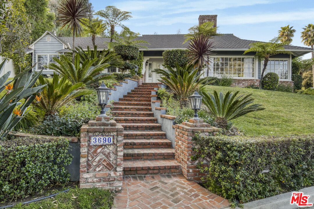 3690 Crownridge Dr