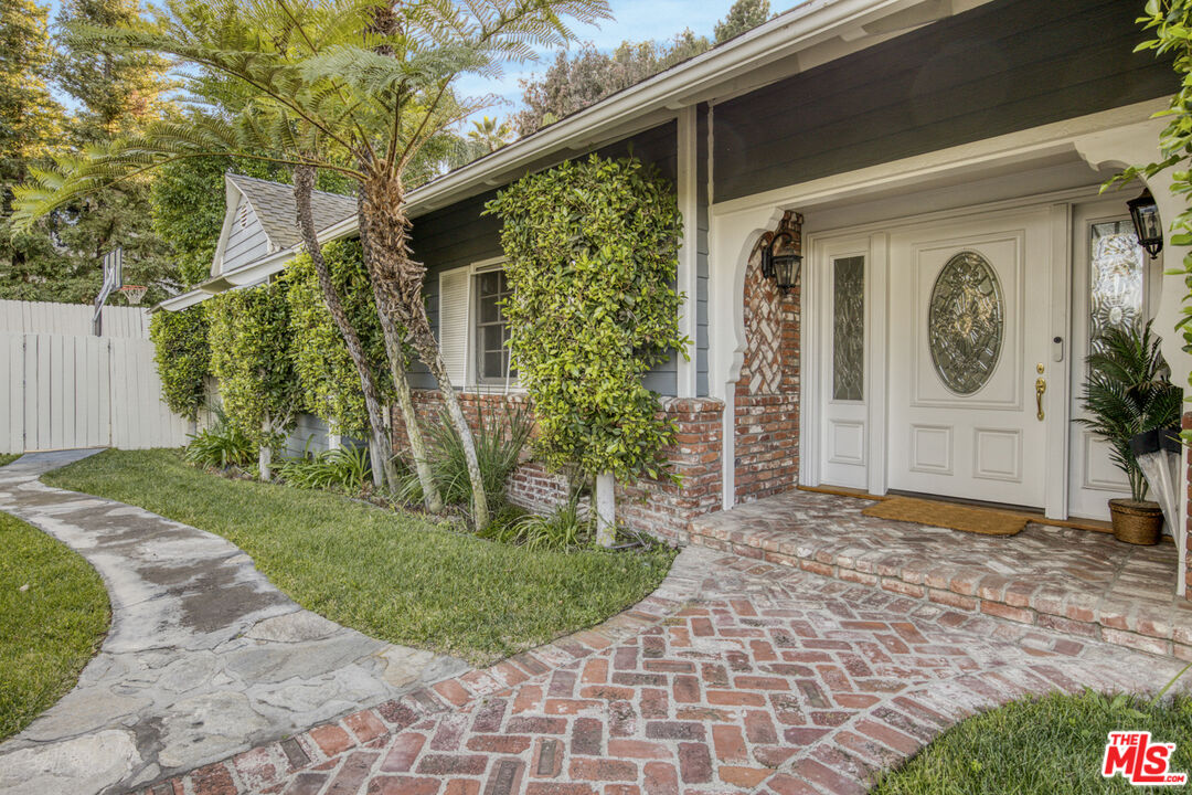 3690 Crownridge Dr