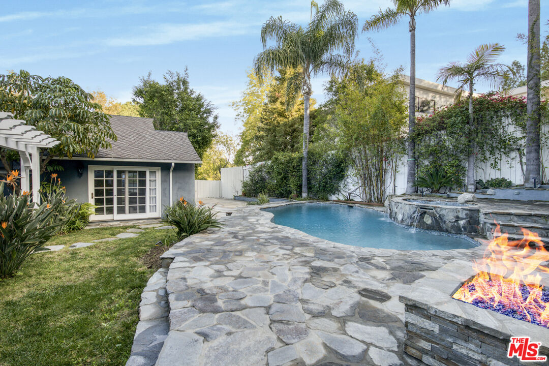 3690 Crownridge Dr
