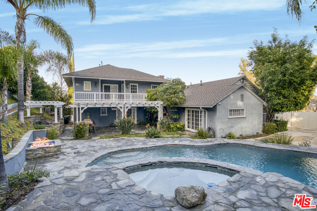 3690 Crownridge Dr