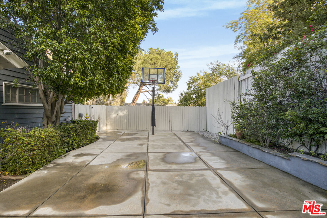 3690 Crownridge Dr