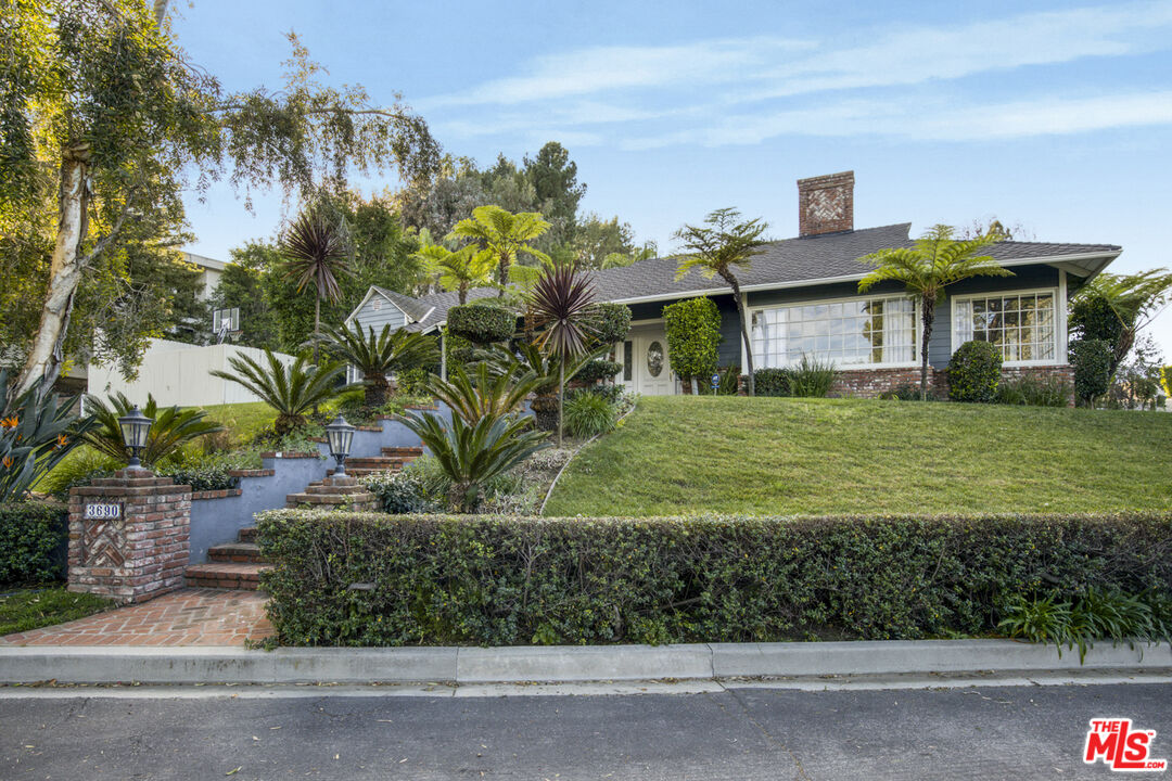 3690 Crownridge Dr