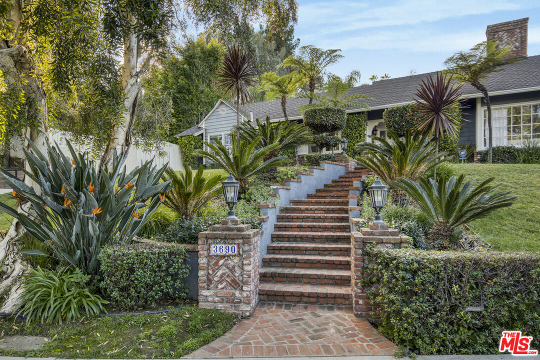 3690 Crownridge Dr