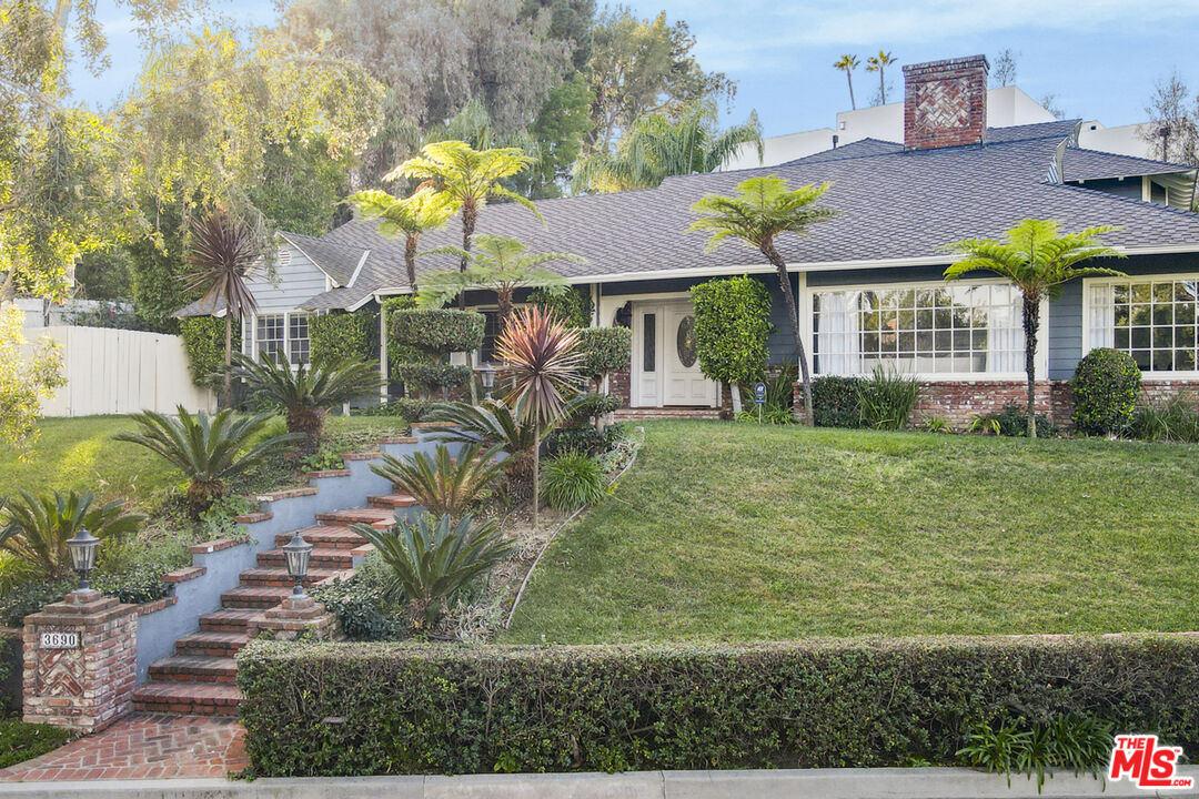 3690 Crownridge Dr