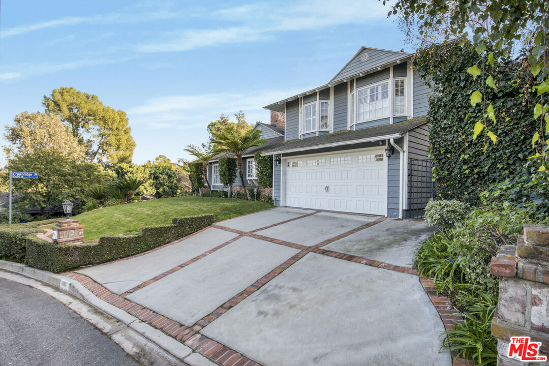 3690 Crownridge Dr