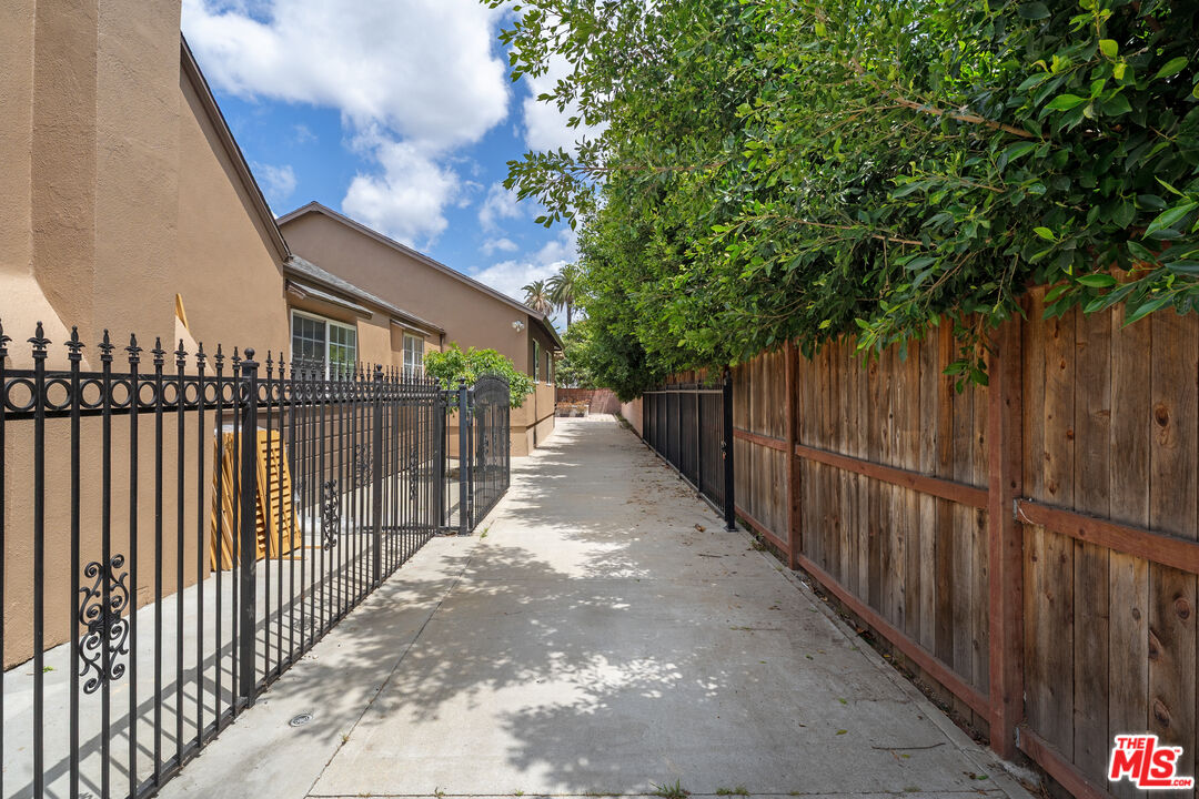 1142 S Windsor Blvd