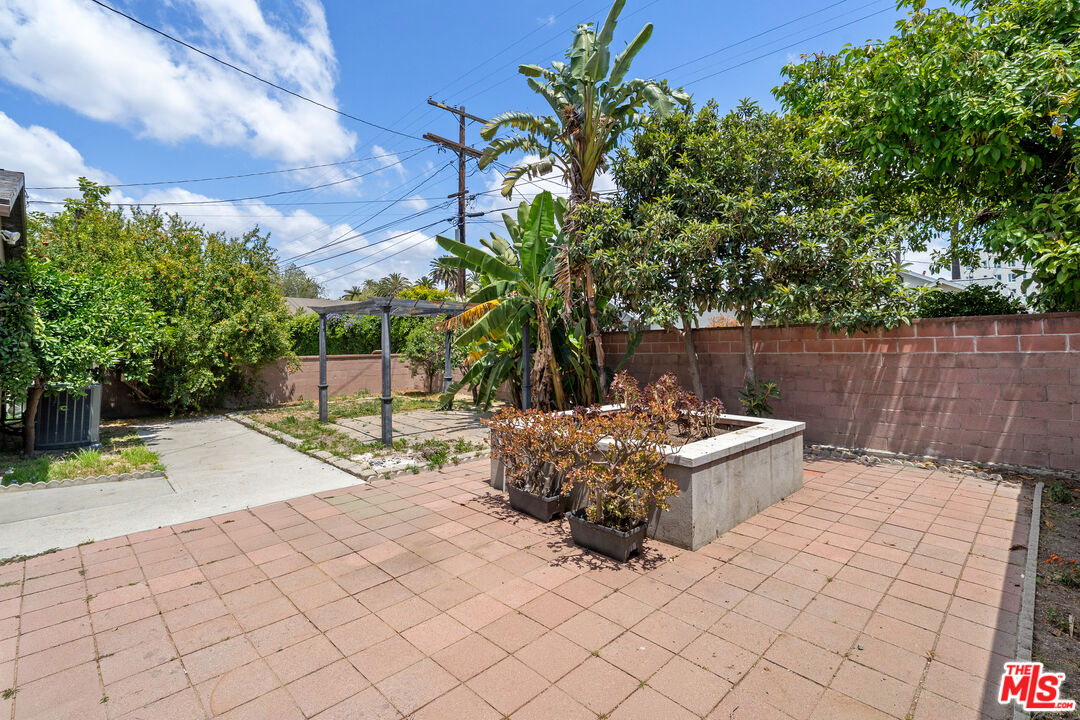 1142 S Windsor Blvd