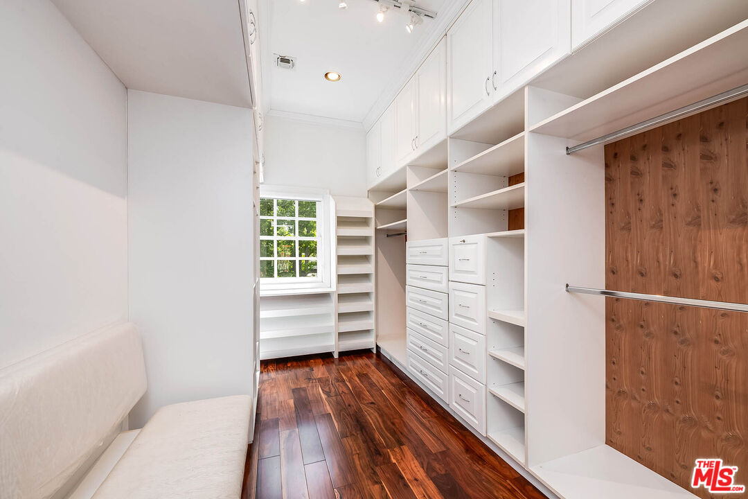 547 Loring Ave