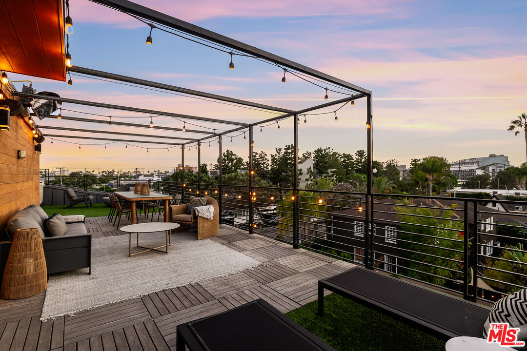 303 Venice Way